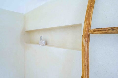 Room 2 : Private bathroom with shower and bathtud, ricefields view