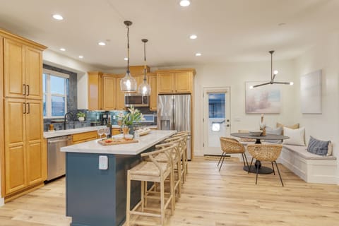 Kitchen and dining area.