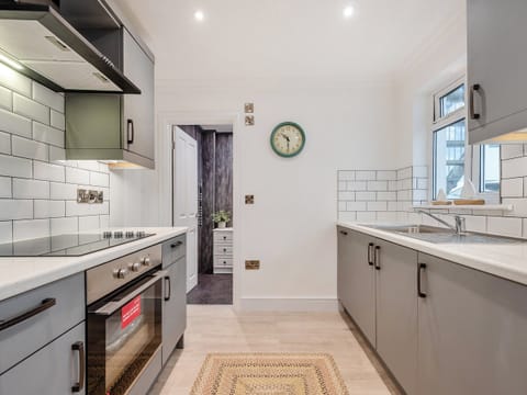 Kitchen | Long Ships - Harbour Heights, Saundersfoot