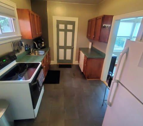 Air-Fryer, Rice Cooker, Quesadilla Maker, Blender, Toaster, Chopper and Towels