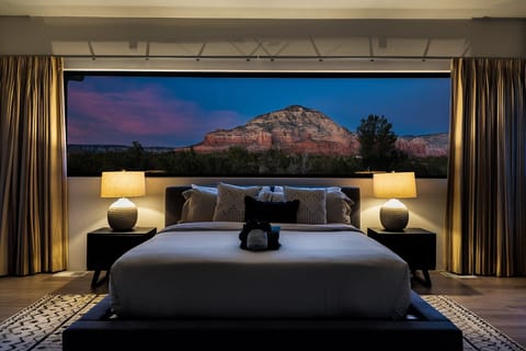 King bed, picture perfect red rock views, smart TV, En suite bathroom with full tub, shower and dual sinks.