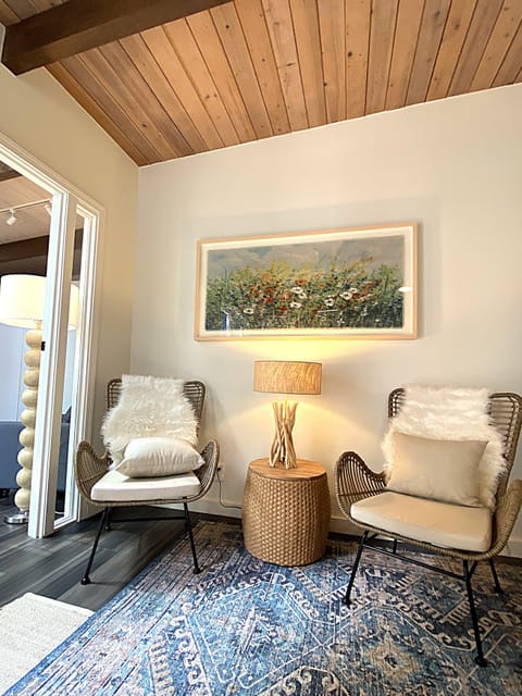 Master Bedroom | Sitting area.