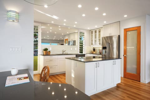 FULLY EQUIPPED GOURMET KITCHEN