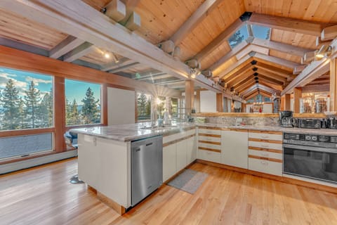 Kitchen: Open layout, stainless steel appliances, drip coffee maker, kitchen bar with 4 barstools