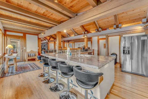 Kitchen: Open layout, stainless steel appliances, drip coffee maker, kitchen bar with 4 barstools