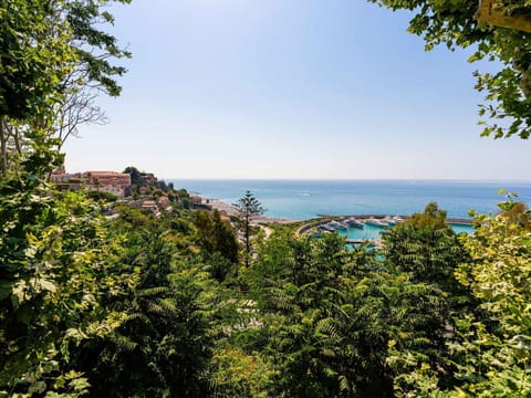 Cloud, Water, Sky, Water Resources, Building, Mountain, Blue, Skyscraper, Natural Landscape, Cityscape