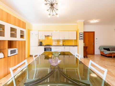 Cloud, Water, Sky, Water Resources, Building, Mountain, Blue, Skyscraper, Natural Landscape, Cityscape