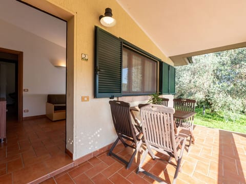 Cloud, Water, Sky, Water Resources, Building, Mountain, Blue, Skyscraper, Natural Landscape, Cityscape