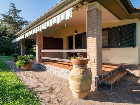 Cloud, Water, Sky, Water Resources, Building, Mountain, Blue, Skyscraper, Natural Landscape, Cityscape