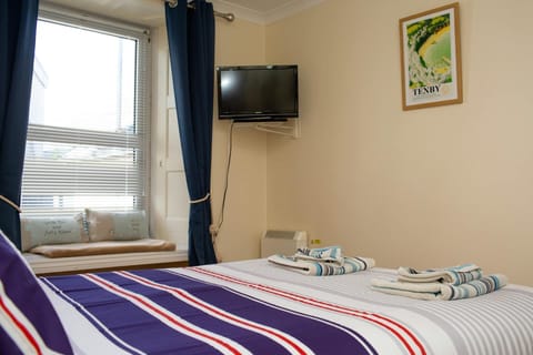 Wall mounted TV and window seat