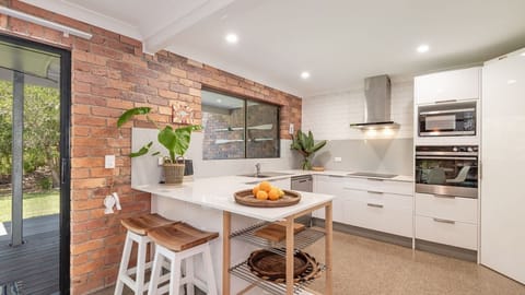 Fridge, oven, stovetop, coffee/tea maker