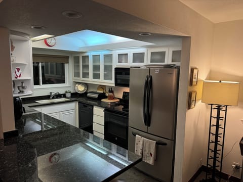 Kitchen with Nespresso and coffee maker, toaster, air fryer, KitchenMaid mix +++