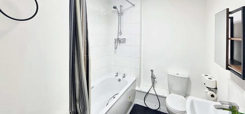 Main Bathroom (First Floor)