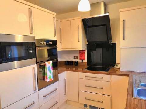 A super stylish kitchen with oven, hob, fridge, washing machine and dryer. Not forgetting, of course, the kettle to make a proper Yorkshire brew!