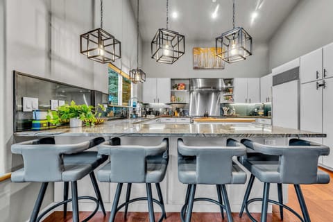 Kitchen: Fully-equipped kitchen, Wolf oven and stovetop, drip coffee maker, Espresso machine, French press, kitchen bar w/4 barstools