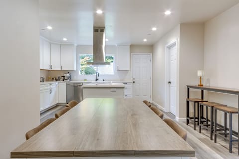 Dining Area | Dishware/Flatware Provided