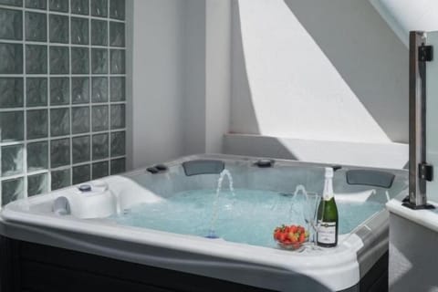 Indoor spa tub