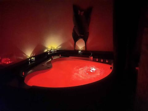 Indoor spa tub