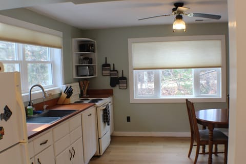 Fridge, oven, stovetop, coffee/tea maker