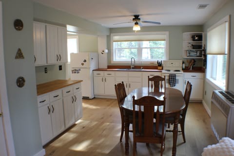 Fridge, oven, stovetop, coffee/tea maker