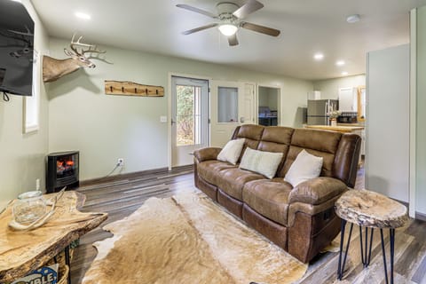 Stout Vacation Rental | 2BR | 1BA | 1,000 Sq Ft | 1 Step Required