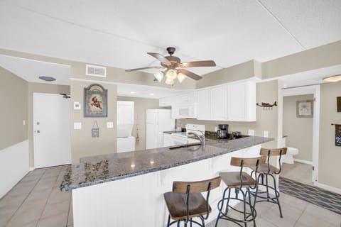 Eat-in kitchen bar seating