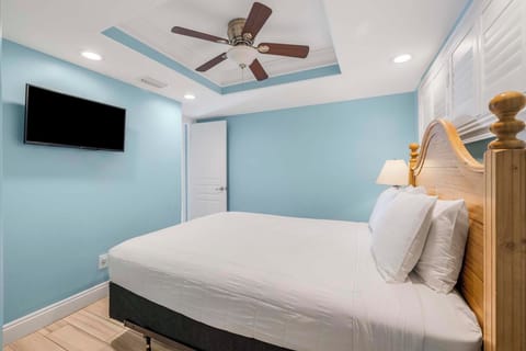 Guest bedroom with flat-screen TV