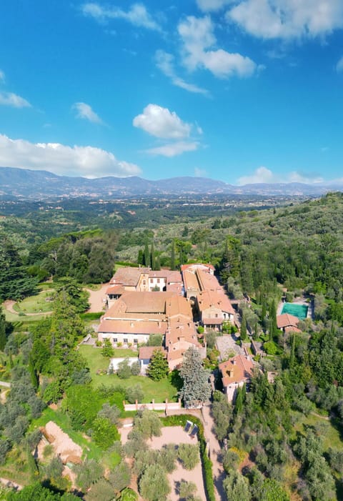 Activities, Amenities, Balcony / Terrace / Patio, Building Exterior, Facilities, Garden, Hot Tub, Pool, Room Detail, Shopping, Spring, Summer