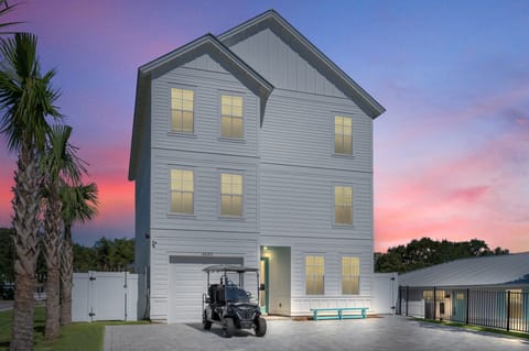 Glimmer sleeps 26, and is just 2 blocks from the beach! Included Golf Cart!