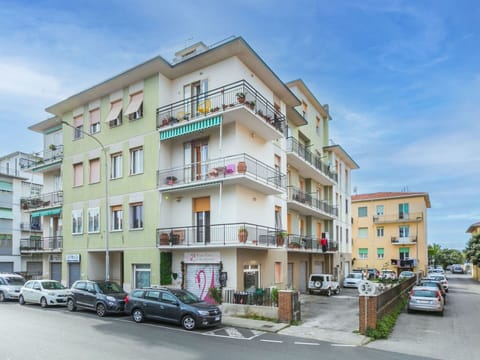 Car, Sky, Building, Wheel, Property, Window, Cloud, Plant, Vehicle