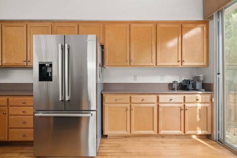 Wooden oak cabinetry w/stainless steel appliances