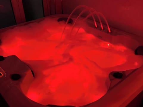 Indoor spa tub