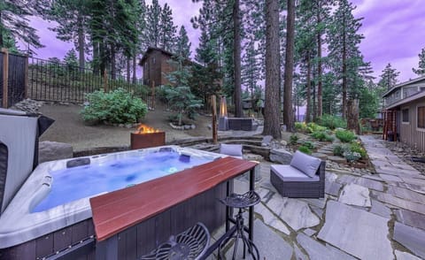 Amazing back yard with Hot Tub - Amazing back yard with Hot Tub