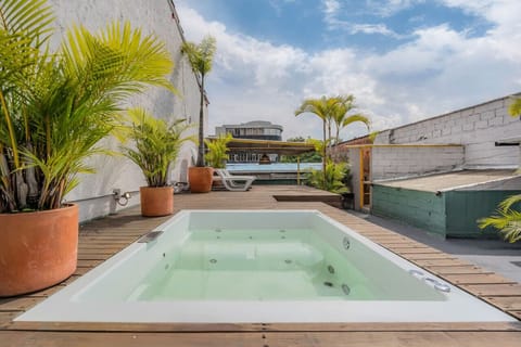 Outdoor spa tub