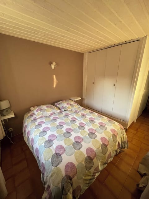 2 bedrooms, iron/ironing board, bed sheets