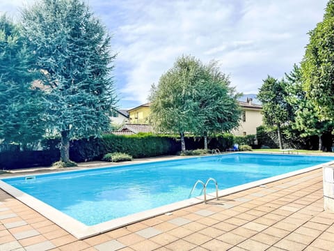 Water, Plant, Property, Cloud, Sky, Swimming Pool, Blue, Rectangle, Azure, Green