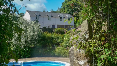 Set amongst beautiful gardens, Buckstone House Coach House has shared use of an outdoor swimming pool