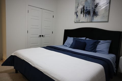 Charming Getaway: Stylish Room in Prime Location with Great Amenities!