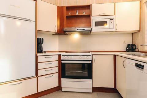 Fridge, microwave, oven, coffee/tea maker