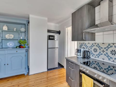 Kitchen, Major Appliance, Interior Design, Wood, Countertop, Kitchen Appliance, Flooring, Cabinetry, Furniture, Floor