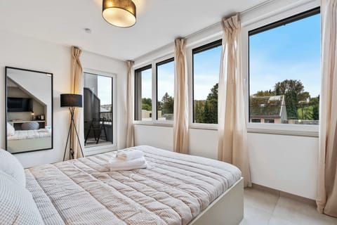 Relaxing Bedroom and Lounge – Enjoy a cozy queen-sized bed paired with a beautifully crafted wooden accent wall.