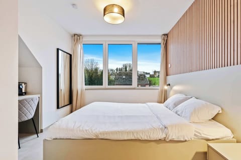 Comfortable and Stylish Retreat – Rest easy in a serene space with a plush queen bed and charming wooden decor.