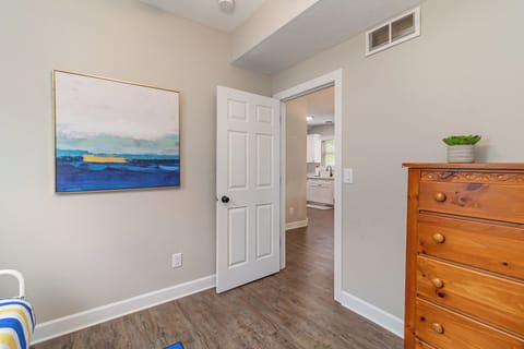 Queen bedroom 1 - Upper unit