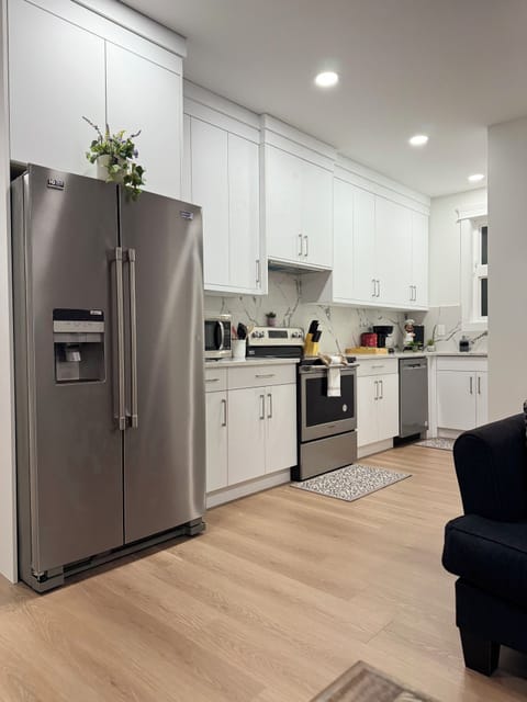 Full Kitchen With Microwave, Oven, Stove, Coffee Machine, Toaster, Fridge 