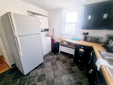 Fridge, oven, stovetop, coffee/tea maker