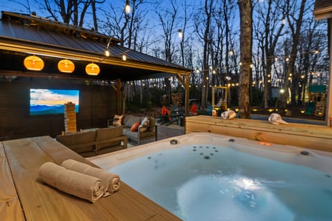 Outdoor spa tub