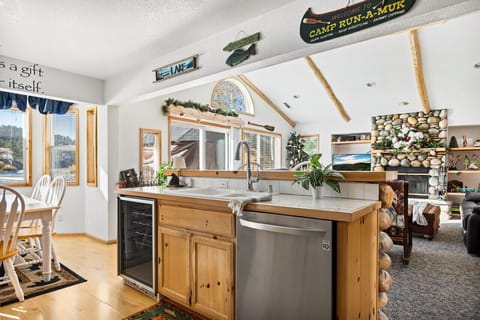 Fully equipped open concept kitchen.