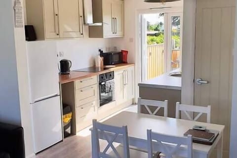 Fully equipped kitchen with fridge, dishwasher, electric stove and oven and washing machine