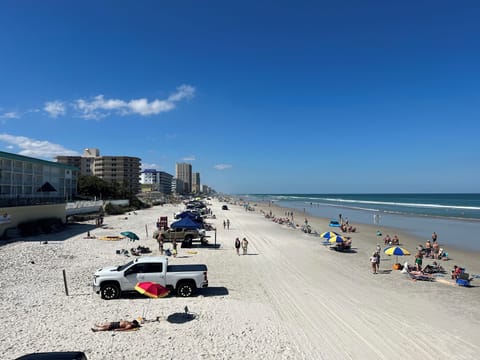 Beach nearby, sun loungers, beach towels