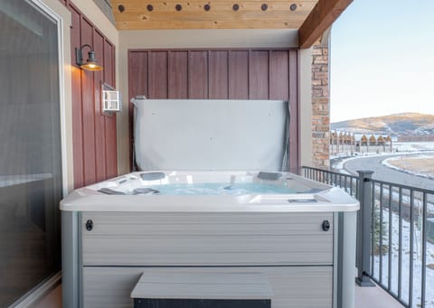 Balcony hot tub with stunning views of the golf course and surrounding mountains